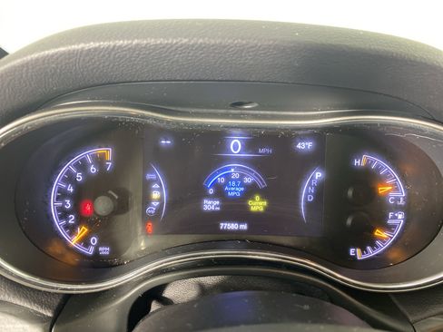 Used 2020 Jeep Grand Cherokee Laredo image 19