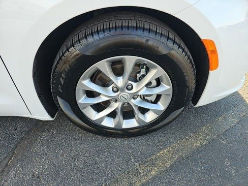 Used 2026 Chrysler Pacifica Limited image 10