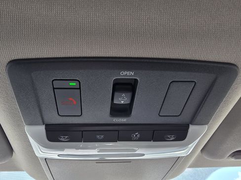 Used 2025 Nissan Sentra SR w/ SR Premium Package FWD image 33