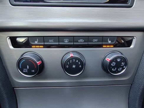 Used 2016 Volkswagen Golf SE image 34