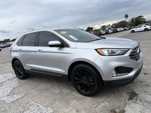 Used 2019 Ford Edge Titanium image 3
