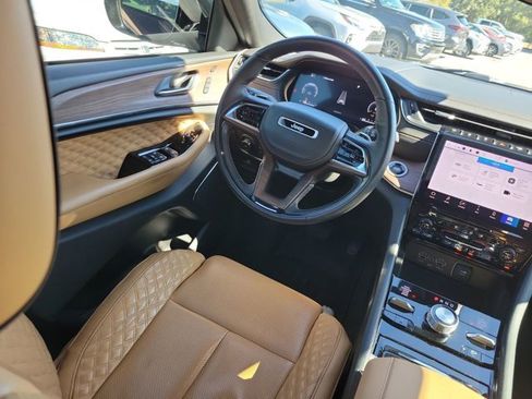 Used 2023 Jeep Grand Cherokee L Summit w/ Luxury Tech Group V image 22