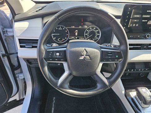 Used 2025 Mitsubishi Outlander SE image 18