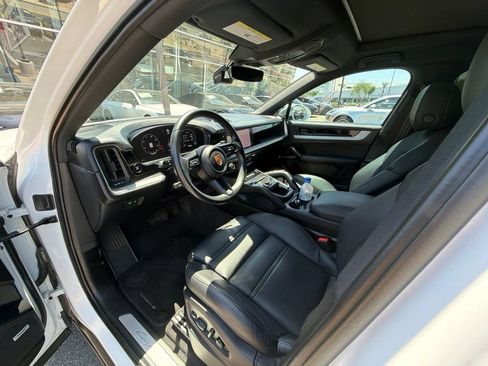 Used 2024 Porsche Cayenne Coupe AWD/4WD image 2
