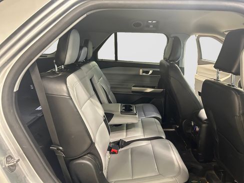 Used 2021 Ford Explorer XLT w/ Equipment Group 202A RWD image 17