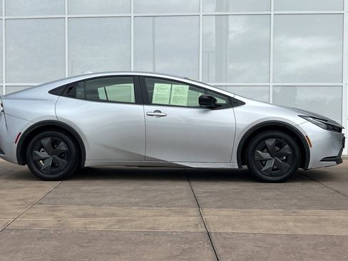 Used 2024 Toyota Prius LE image 3