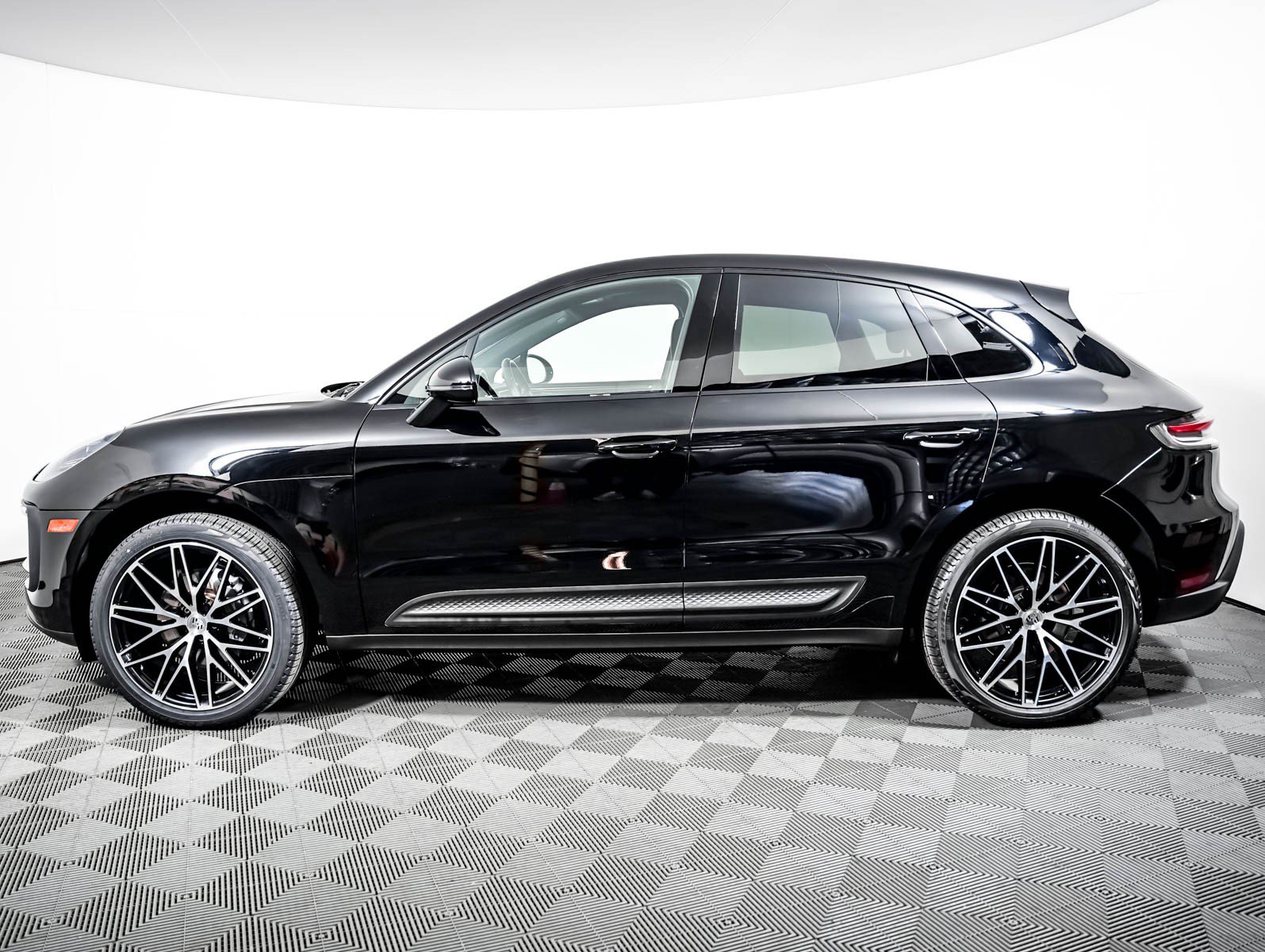 Certified 2023 Porsche Macan AWD/4WD image 2