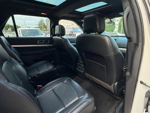 Used 2017 Ford Explorer XLT w/ Equipment Group 202A AWD/4WD image 17