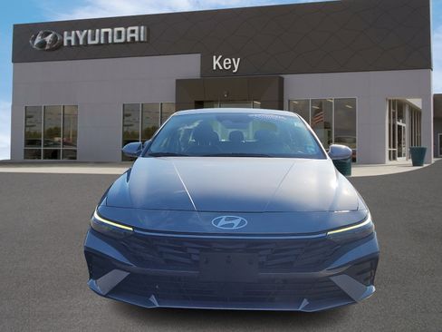 Certified 2025 Hyundai Elantra Limited FWD image 8