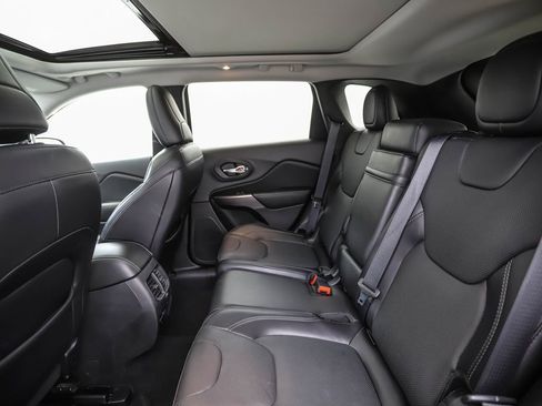 Used 2019 Jeep Cherokee Overland w/ Technology Group AWD/4WD image 22