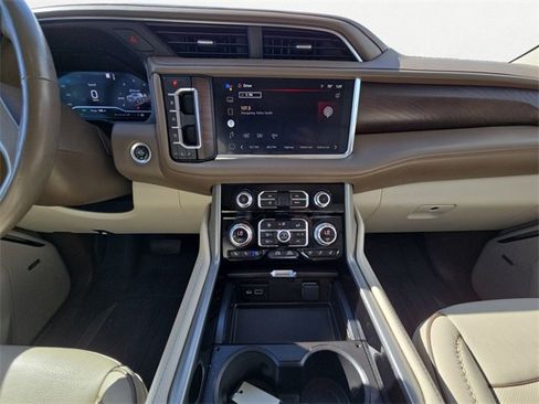 Used 2022 GMC Yukon Denali w/ Denali Premium Package image 11