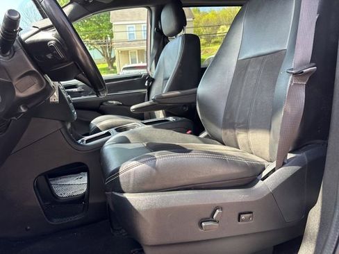 Used 2020 Dodge Grand Caravan SXT w/ Driver Convenience Group FWD image 19