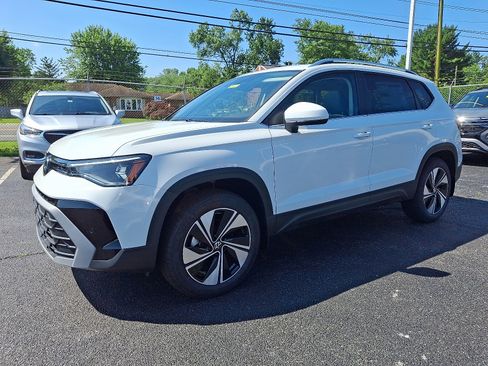 New 2025 Volkswagen Taos SE image 2