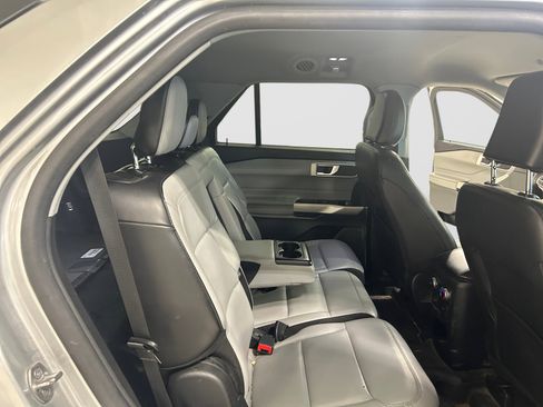 Used 2021 Ford Explorer XLT w/ Equipment Group 202A RWD image 16