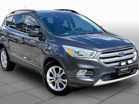 Used 2017 Ford Escape SE w/ Equipment Group 201A FWD image 3
