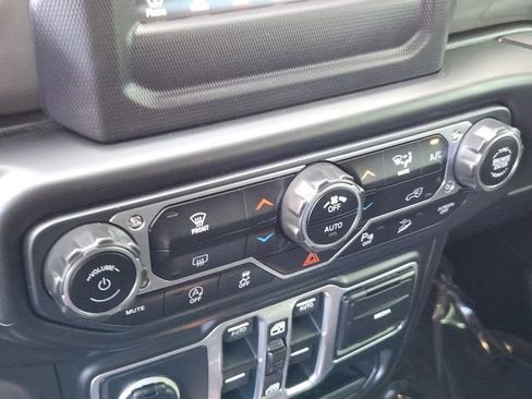 Used 2018 Jeep Wrangler Unlimited Sahara w/ Safety Group image 16