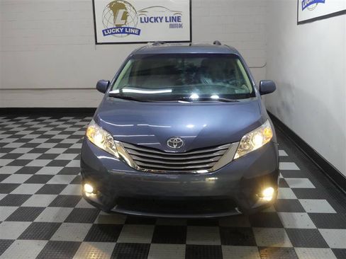 Used 2015 Toyota Sienna XLE FWD image 3