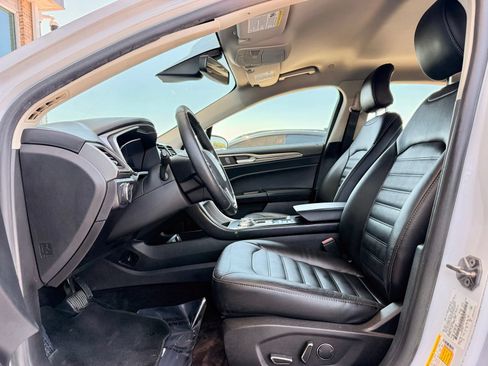 Used 2018 Ford Fusion SE w/ Equipment Group 602A FWD image 12