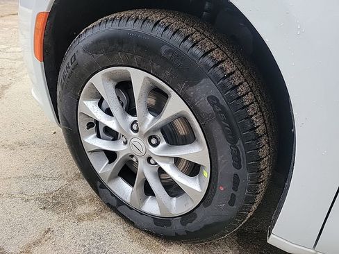 New 2026 Chrysler Pacifica Limited w/ Uconnect Theater Family Group image 19