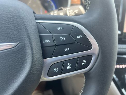 Used 2024 Chrysler Pacifica Limited image 19