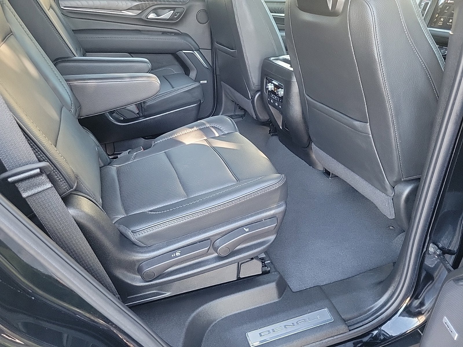 Certified 2024 GMC Yukon Denali w/ Advanced Technology Package RWD image 15