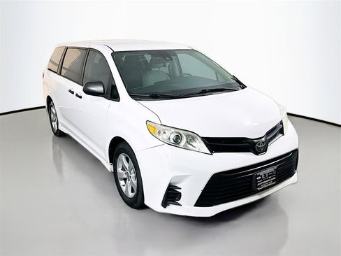 Used 2018 Toyota Sienna L image 1