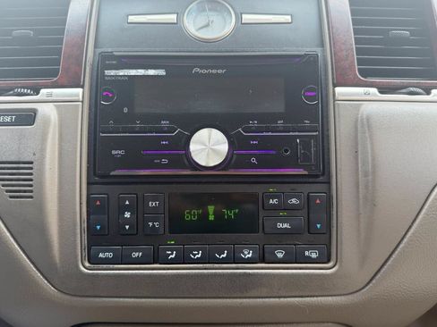 Used 2003 Lincoln Town Car Cartier RWD image 24