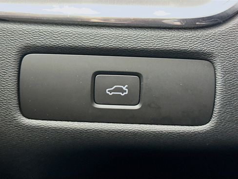 Used 2025 Volvo XC60 B5 Core image 17