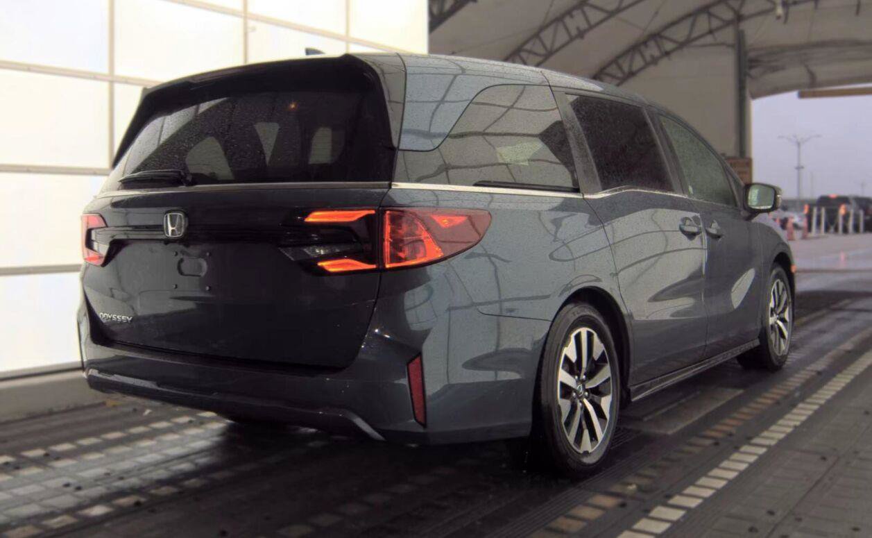 Used 2025 Honda Odyssey EX-L image 2