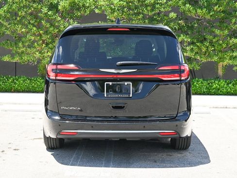 Used 2024 Chrysler Pacifica Touring-L image 2