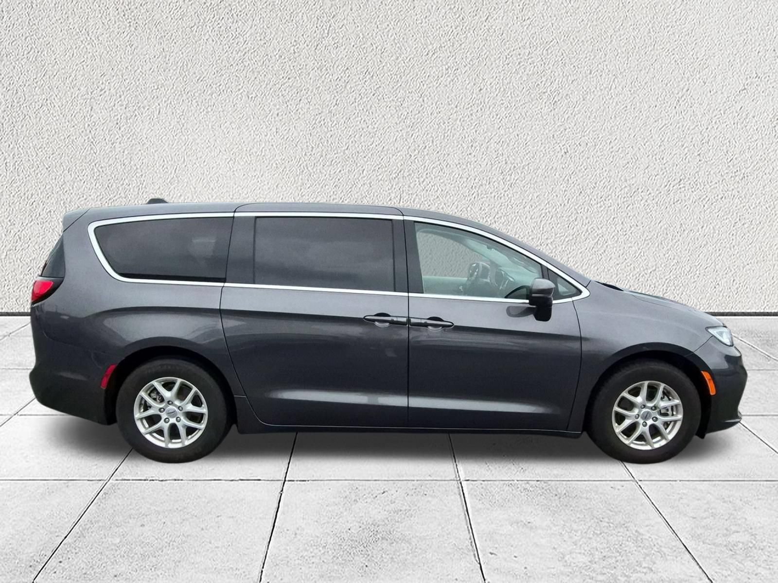Used 2023 Chrysler Pacifica Touring-L FWD image 2