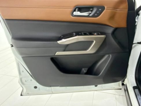 Used 2023 Nissan Pathfinder Platinum AWD/4WD image 10