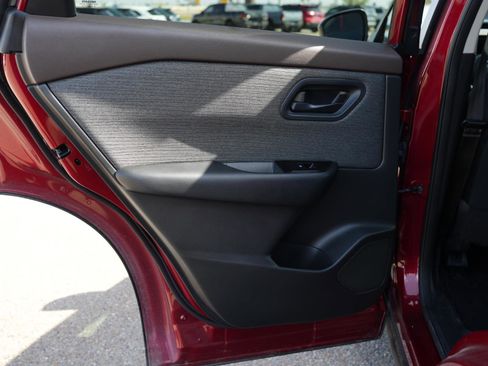 Used 2023 Nissan Rogue S image 15