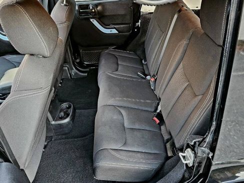 Used 2015 Jeep Wrangler Unlimited Sahara AWD/4WD image 31