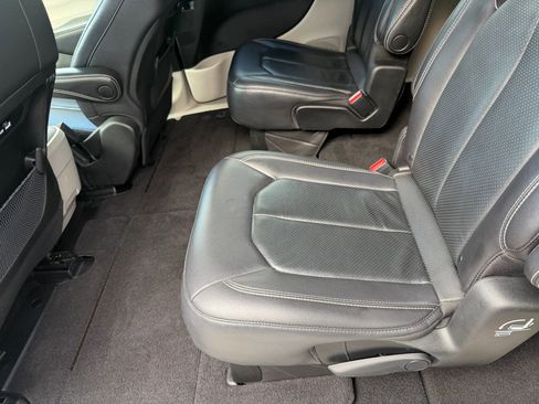 Used 2022 Chrysler Pacifica Touring-L image 10
