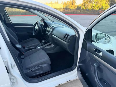 Used 2008 Volkswagen Rabbit 4-Door FWD image 11