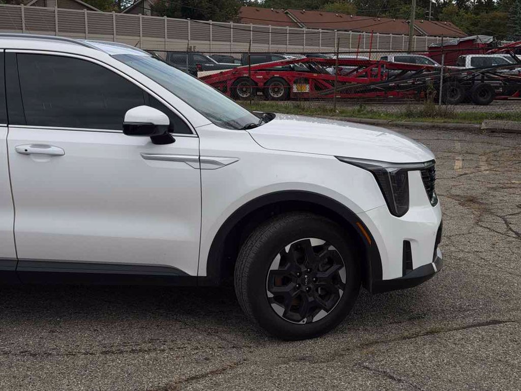 Used 2024 Kia Sorento S AWD/4WD image 2