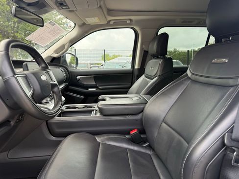 Used 2025 Ford Expedition Platinum image 10