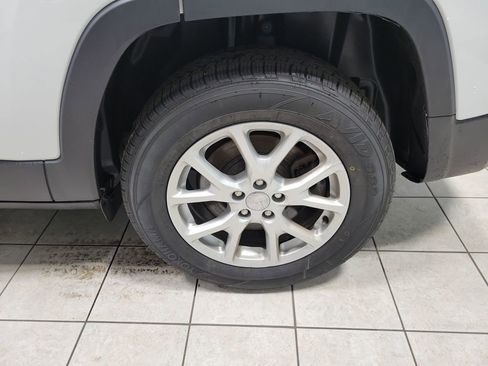 Used 2018 Jeep Cherokee Latitude Plus image 42