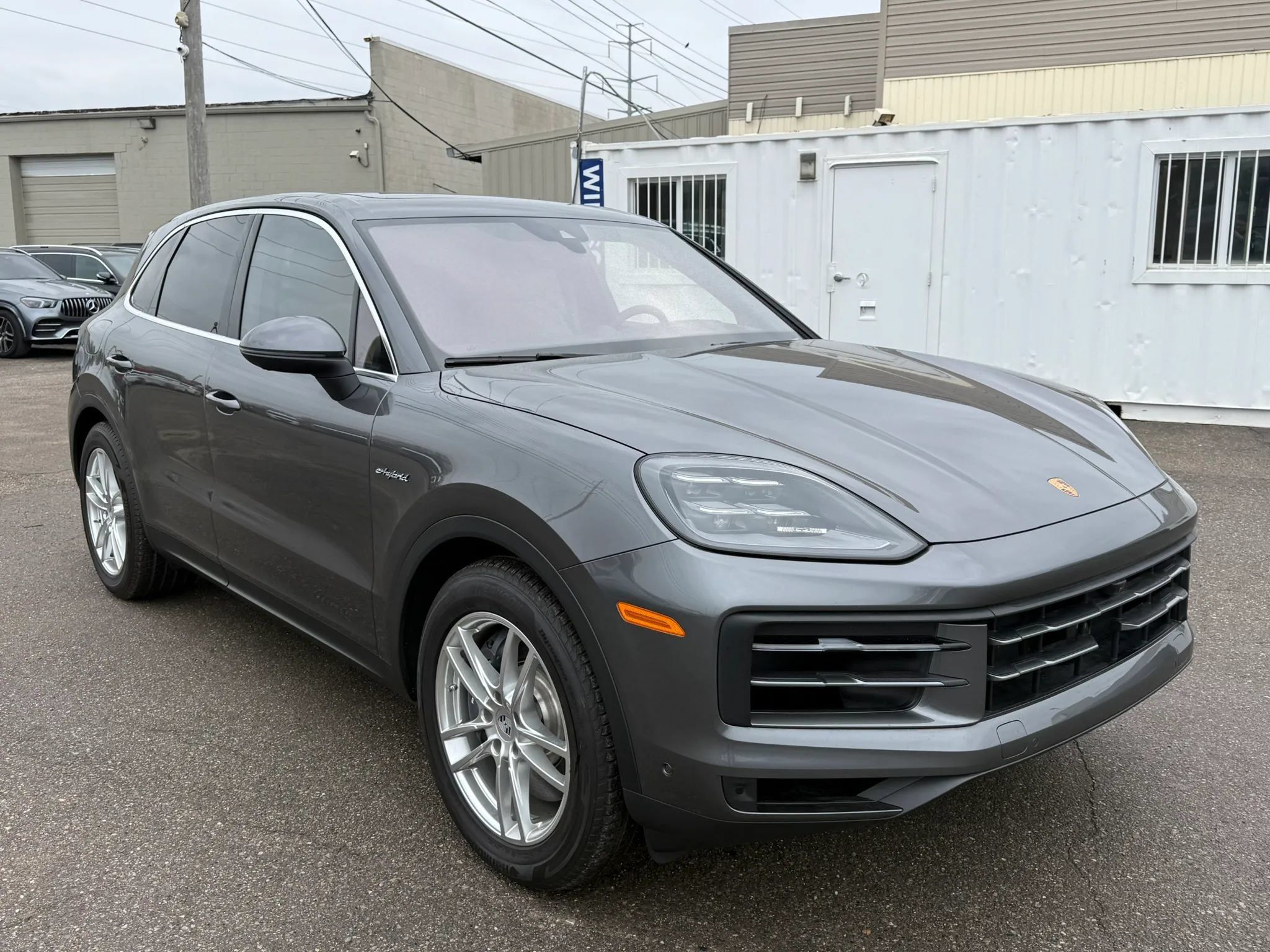 Used 2025 Porsche Cayenne E-Hybrid w/ Premium Package Plus AWD/4WD image 16