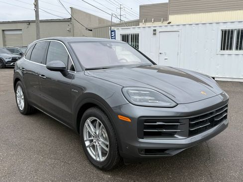 Used 2025 Porsche Cayenne E-Hybrid Sport Utility 4D w/ Premium Package Plus AWD/4WD image 16