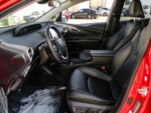 Used 2021 Toyota Prius Prime XLE image 3