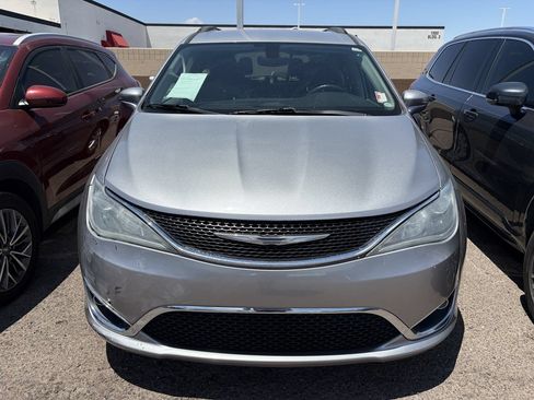 Used 2017 Chrysler Pacifica Touring-L FWD image 3