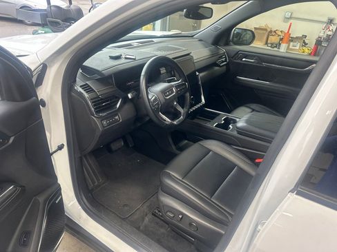Used 2024 GMC Acadia Elevation AWD/4WD image 3