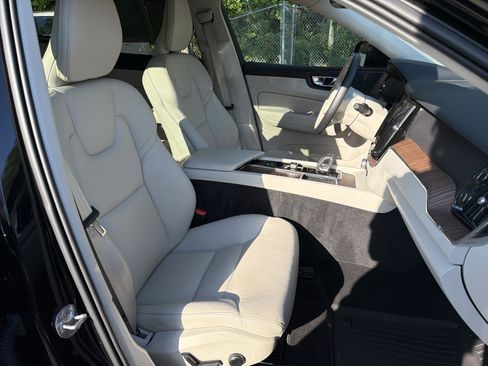 Certified 2022 Volvo XC60 B5 Momentum AWD/4WD image 35