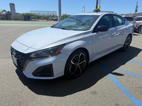 Used 2023 Nissan Altima 2.5 SR w/ SR Premium Package AWD/4WD image 4