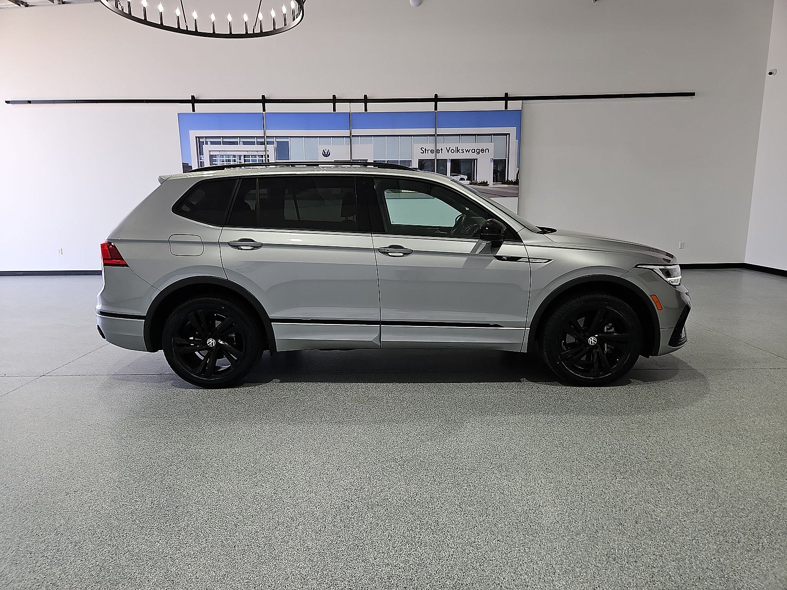 Used 2023 Volkswagen Tiguan SE R-Line FWD image 9