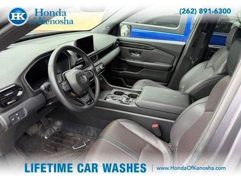 Used 2025 Honda Pilot Black Edition image 6