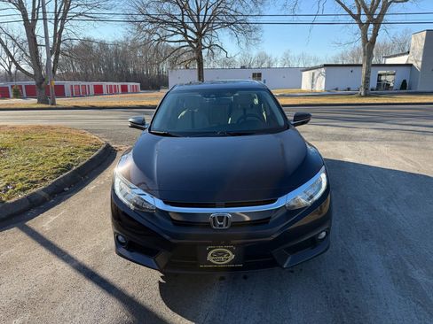 Used 2018 Honda Civic Touring image 2