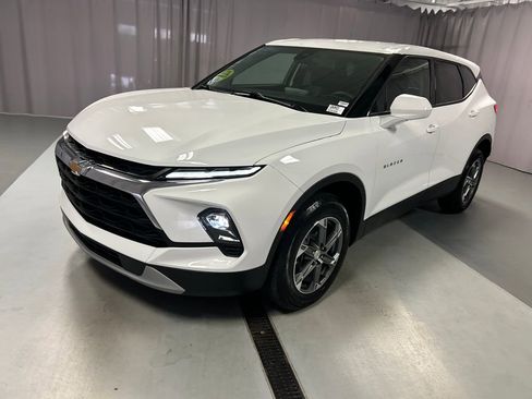 Used 2025 Chevrolet Blazer LT FWD image 3